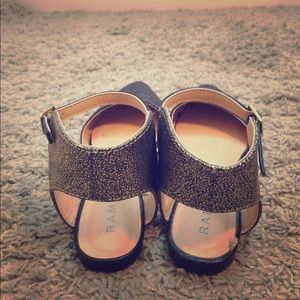 Flat close toes shoes